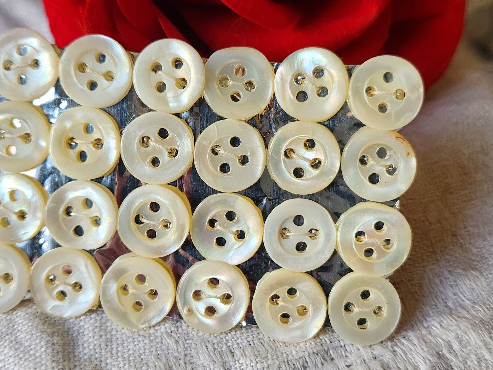 Plaque lot 36 boutons anciens en nacre blanc trous 1 cm corsage mini N°8