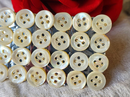 Plaque lot 36 boutons anciens en nacre blanc trous 1 cm corsage mini N°8