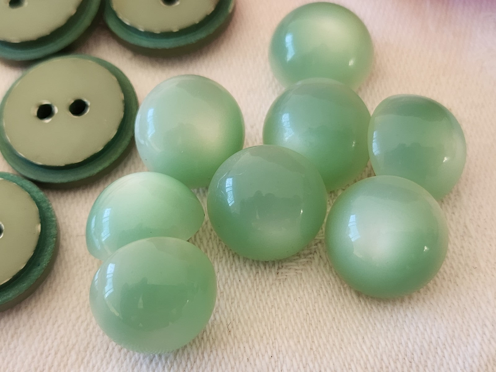 Lot 16 boutons vintage vert  deux series diamètre 1,3 et 1,8 cm ref 6084