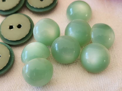 Lot 16 boutons vintage vert  deux series diamètre 1,3 et 1,8 cm ref 6084
