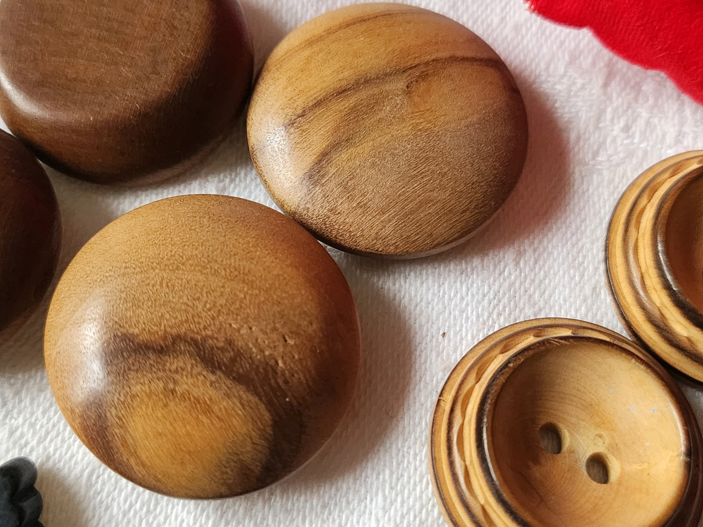 Lot 10 boutons anciens en bois duo 2,4 cm à 2,8 cm ref 2199