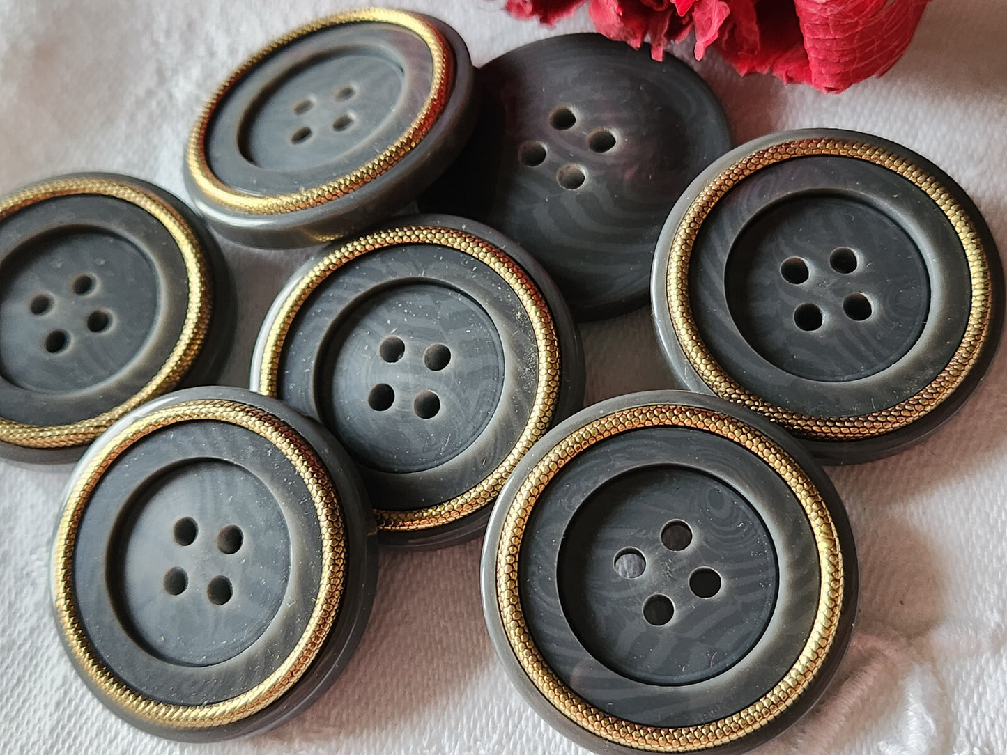 Lot 6 énormes boutons vintage  gris doré  trou  3 cm ref 3041