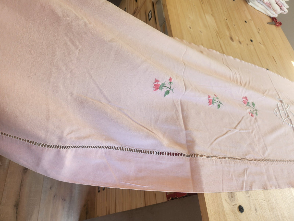 Monogramme ancien HK retour de drap rose brodée jour B7