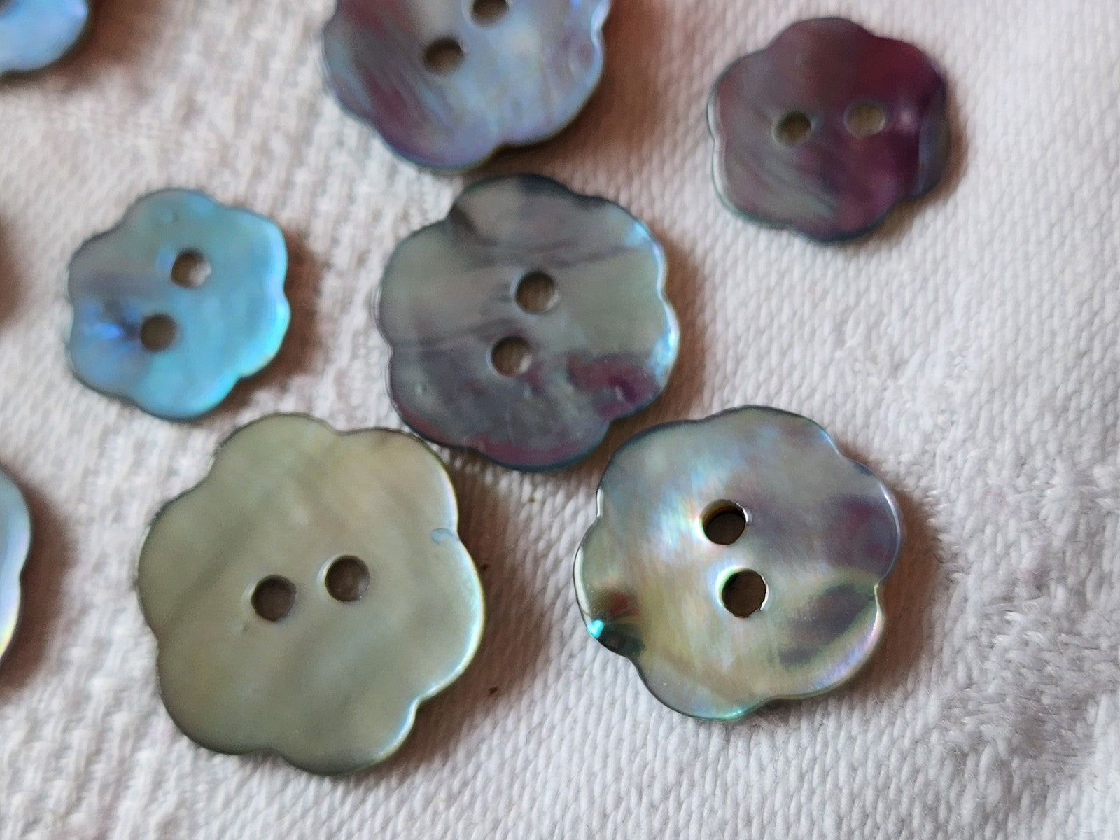 Lot 14 boutons vintage en nacre bleu panaché  fleur 1,2 à 1,7 cm ref 1226