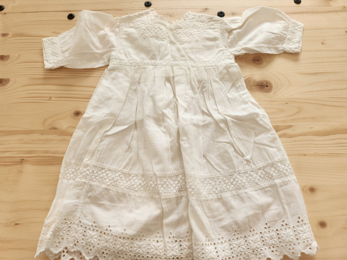 Petite robe ancienne enfant poupée blanc fine dentelle jour B6