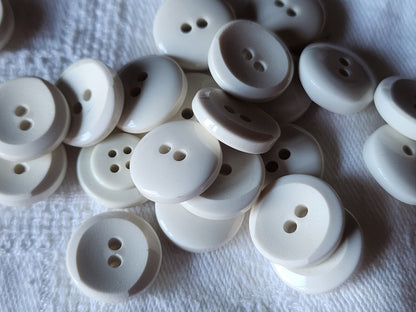 Lot 24 boutons vintage blanc créme  à trous 1,4 cm ref  2845