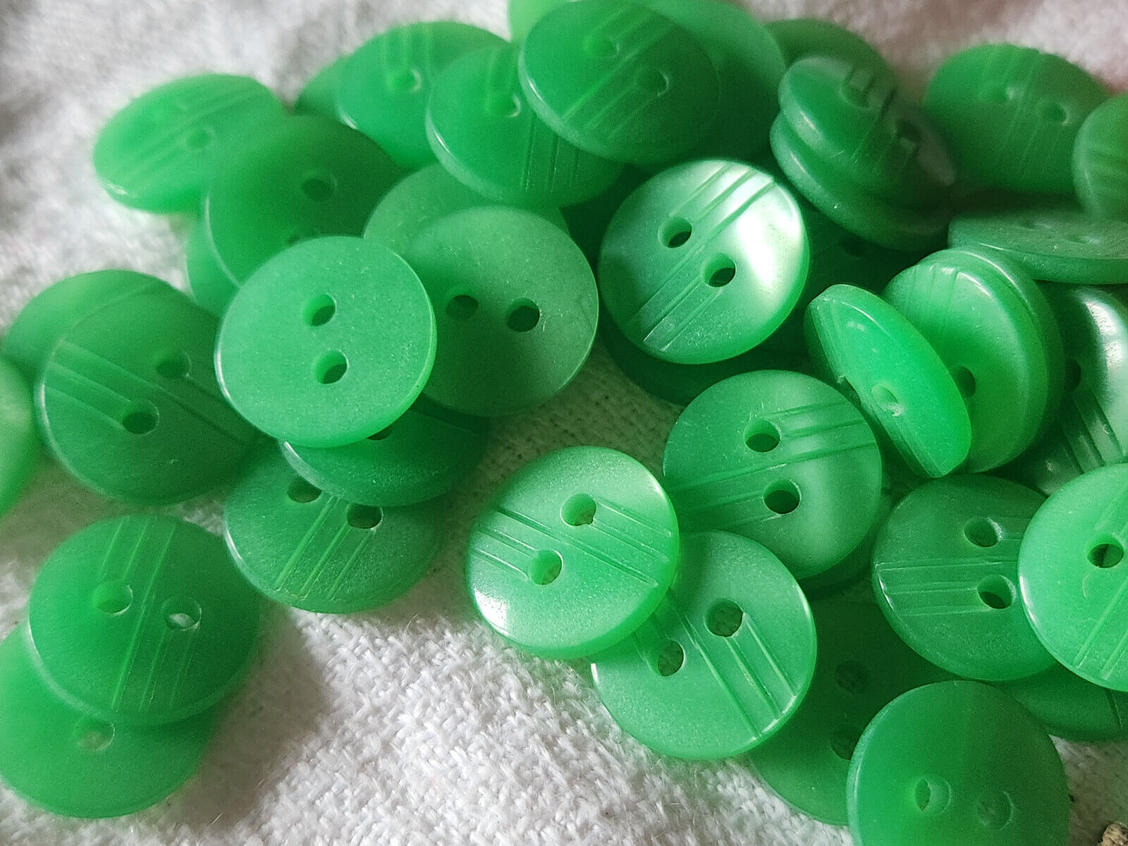 Lot 26 petits boutons vintage vert lumineux strié 1,3 cm ref 5061