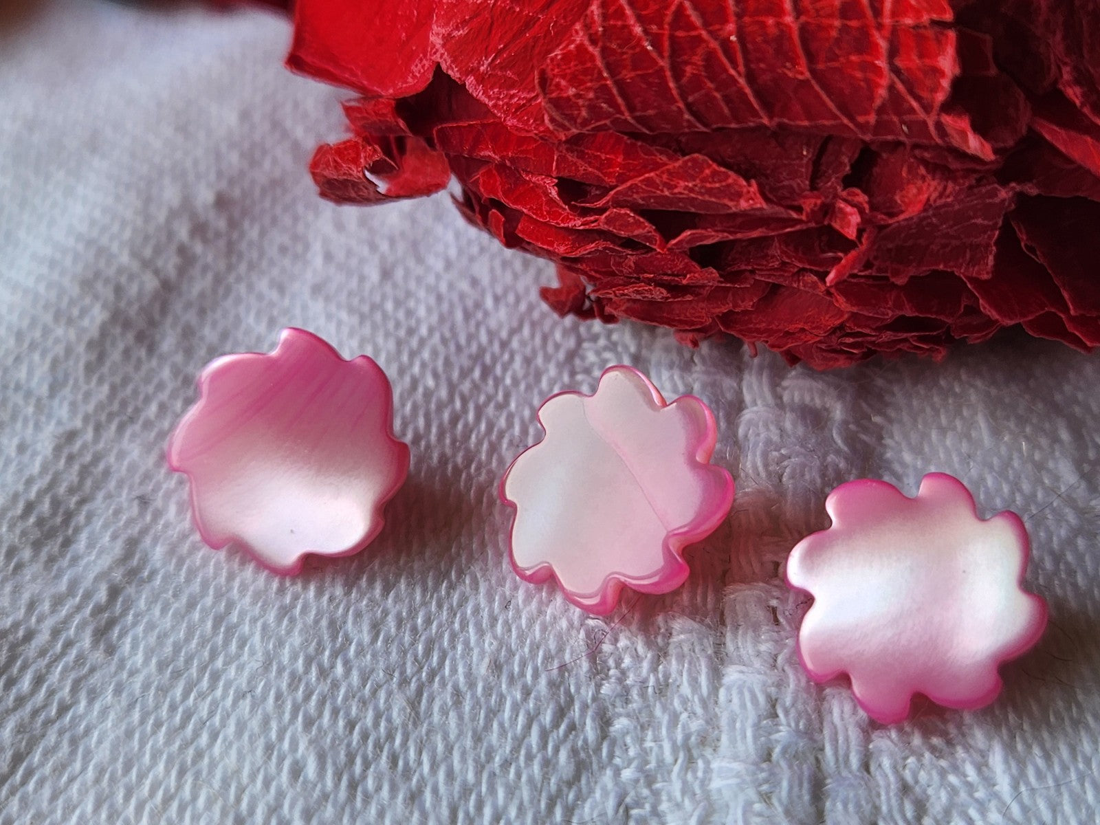 Trio boutons anciens en nacre travaillé rose 1 cm pied G15B