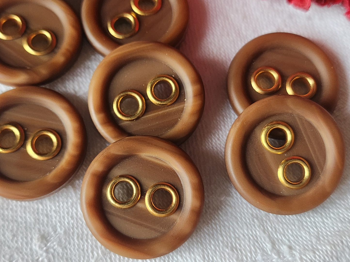 Lot 8 boutons vintage marron oeillet doré imiation bois mat 2,2 cm ref 6024