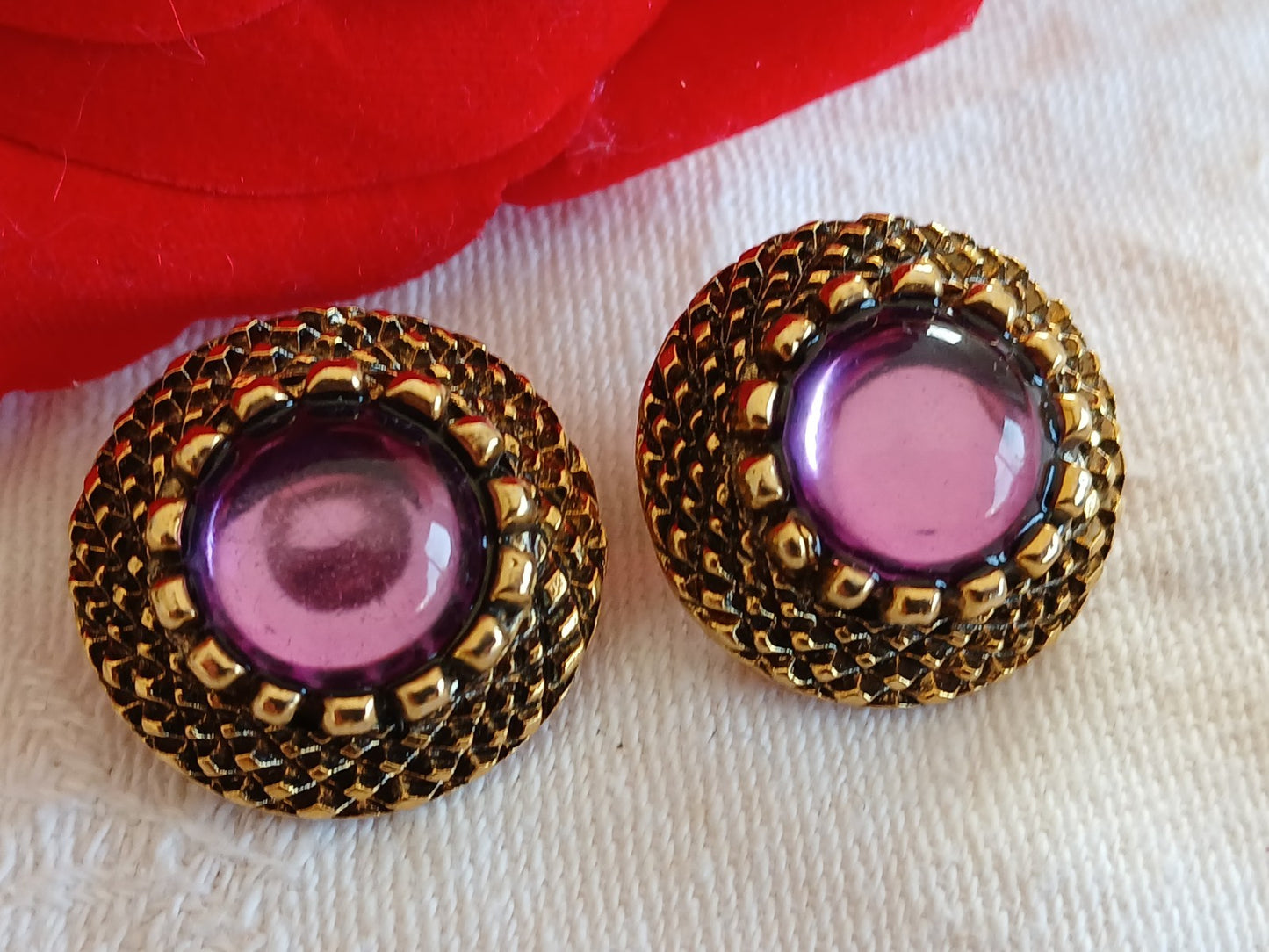 Duo boutons vintage en métal doré volume coeur strass violet  2,2 cm D16D