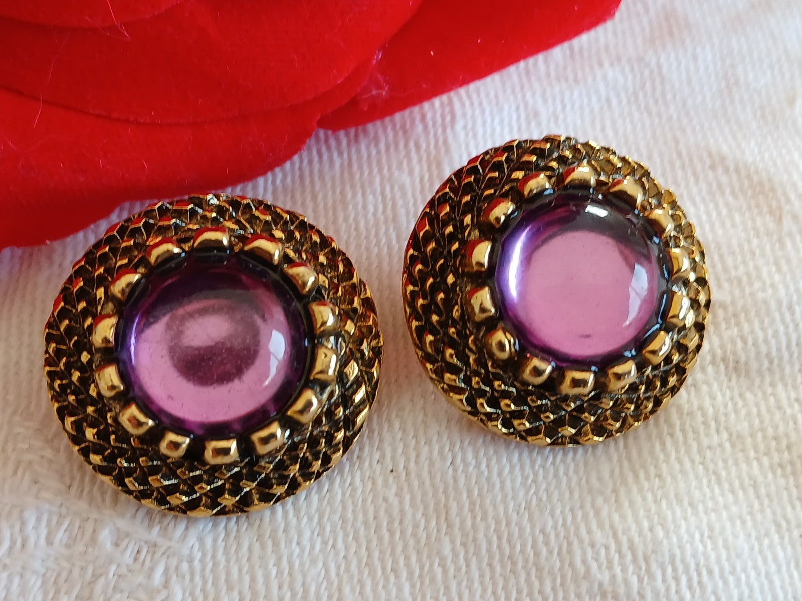 Duo boutons vintage en métal doré volume coeur strass violet  2,2 cm D16D
