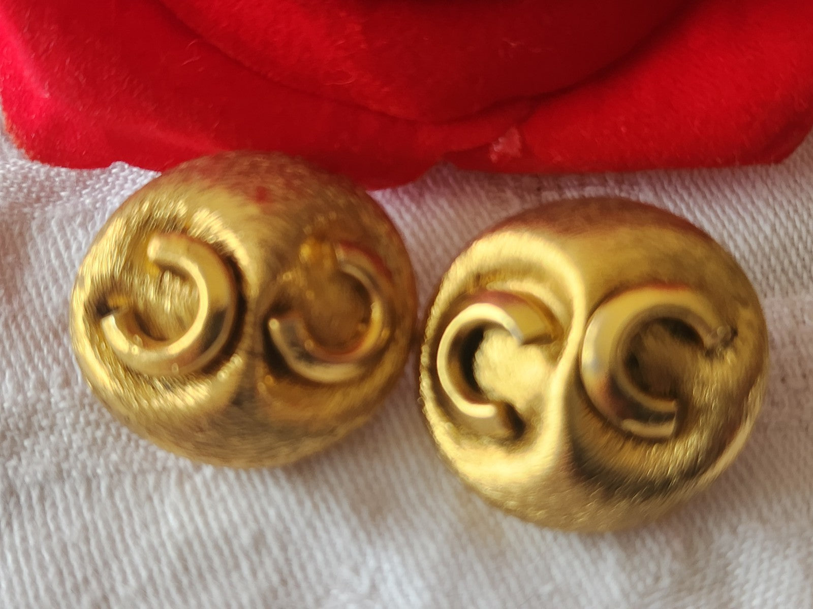 Duo boutons vintage en métal doré 2,2 cm sur 2,3 cm G12N