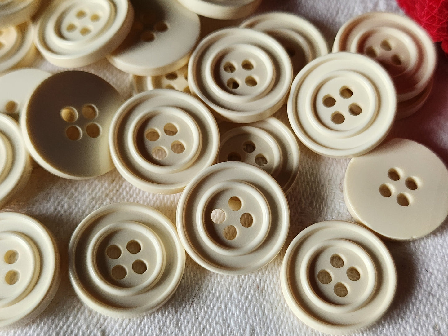 Lot 24 boutons vintage blanc creme 1,7 cm travaillé trous ref 1771