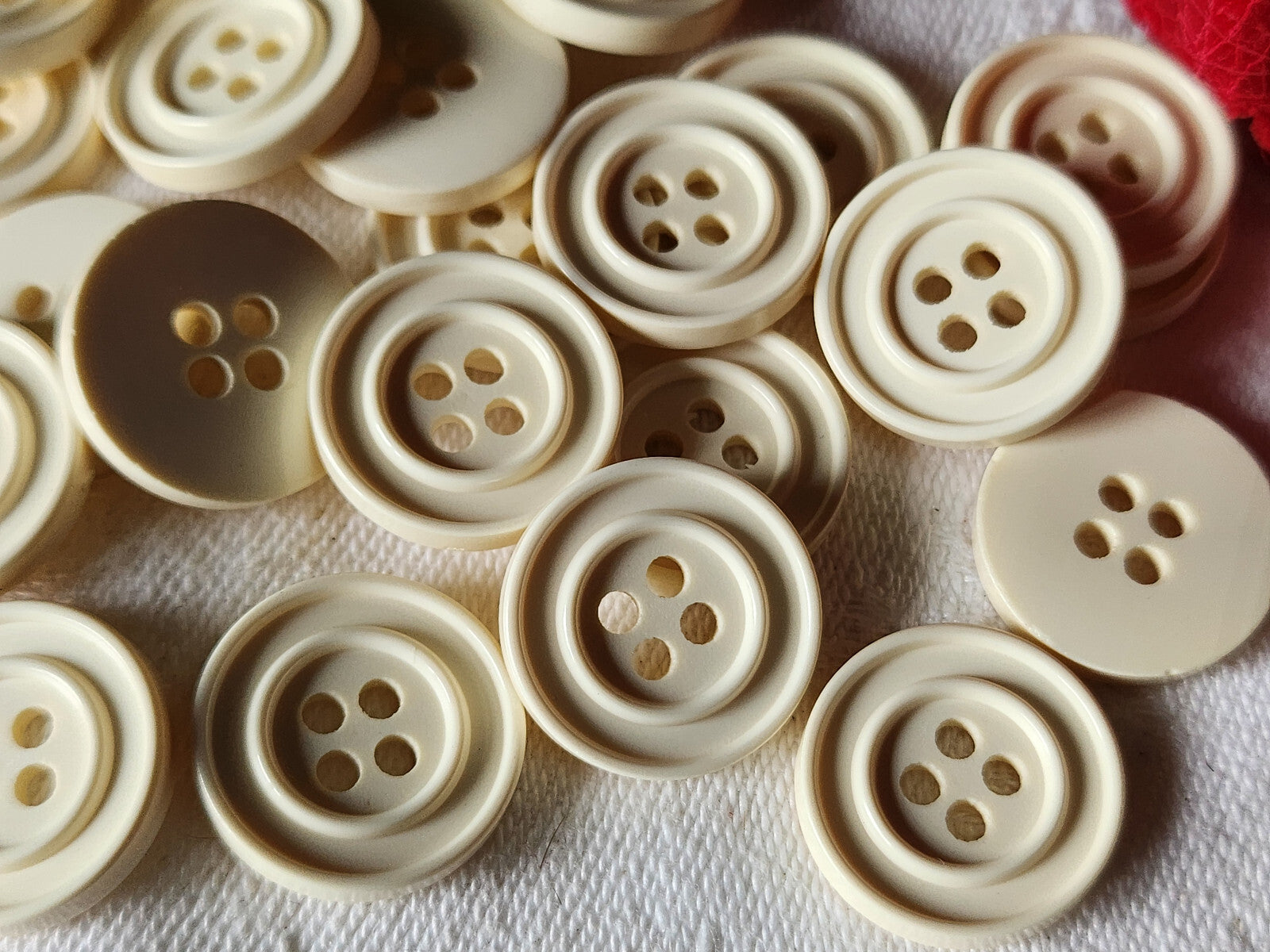 Lot 24 boutons vintage blanc creme 1,7 cm travaillé trous ref 1771