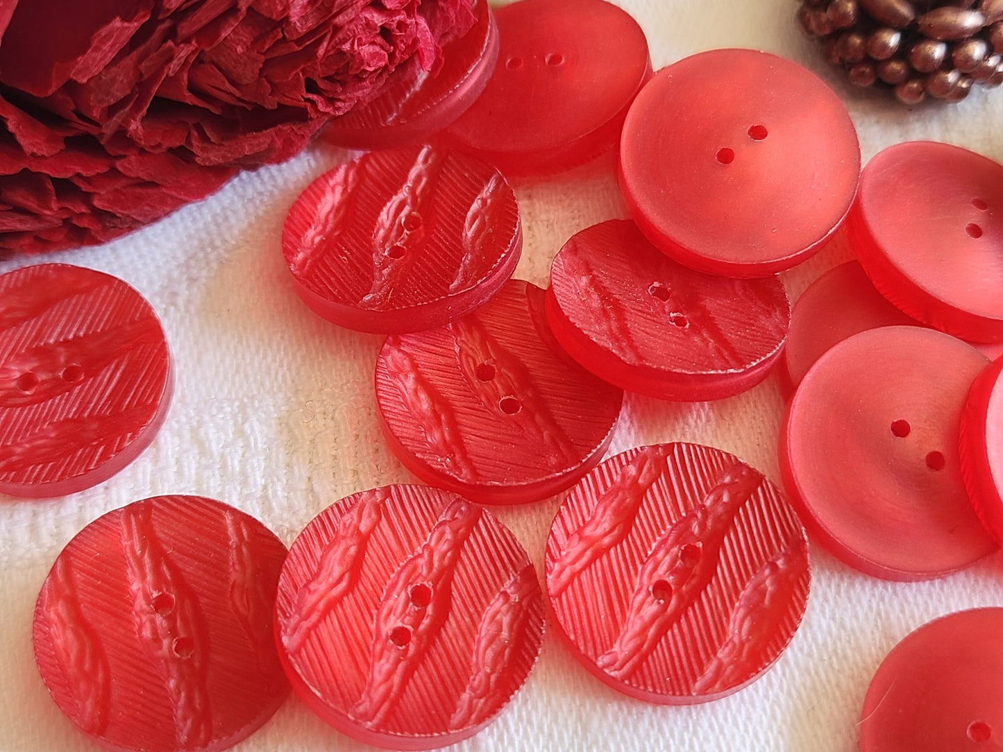 Lot 15 boutons vintage rouge texturé 1,8 cm ref 1665