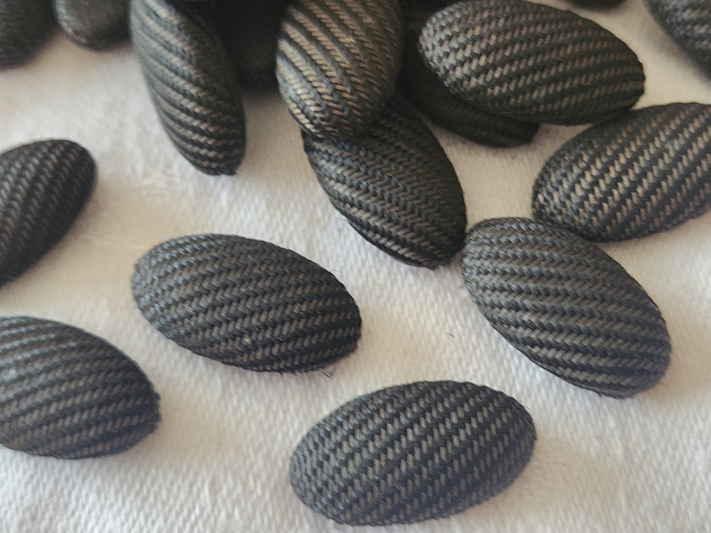 Lot 68 anciens cabochons en tissu 1,1 cm / 2,1 cm noir vers 1900 T7