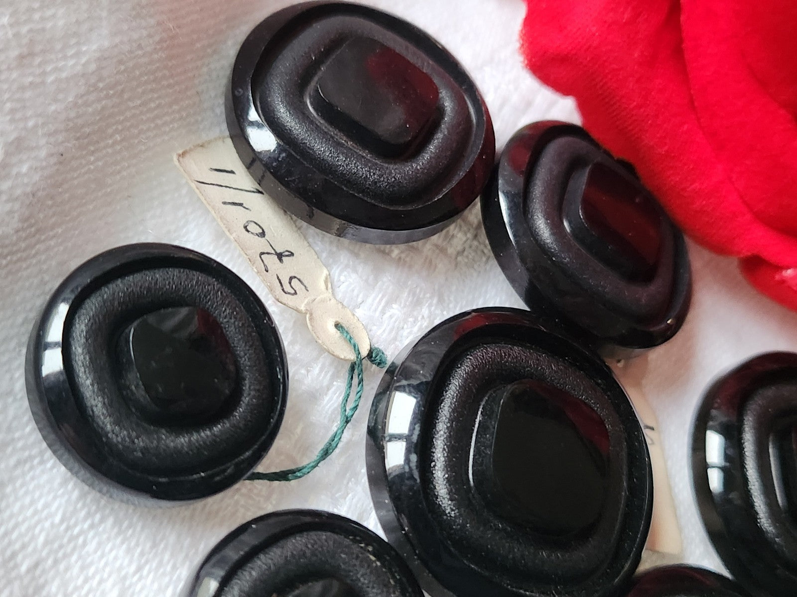 Lot 7  boutons vintage noir etiquette panaché pied 1,9 à 2,6 cm  ref 2314