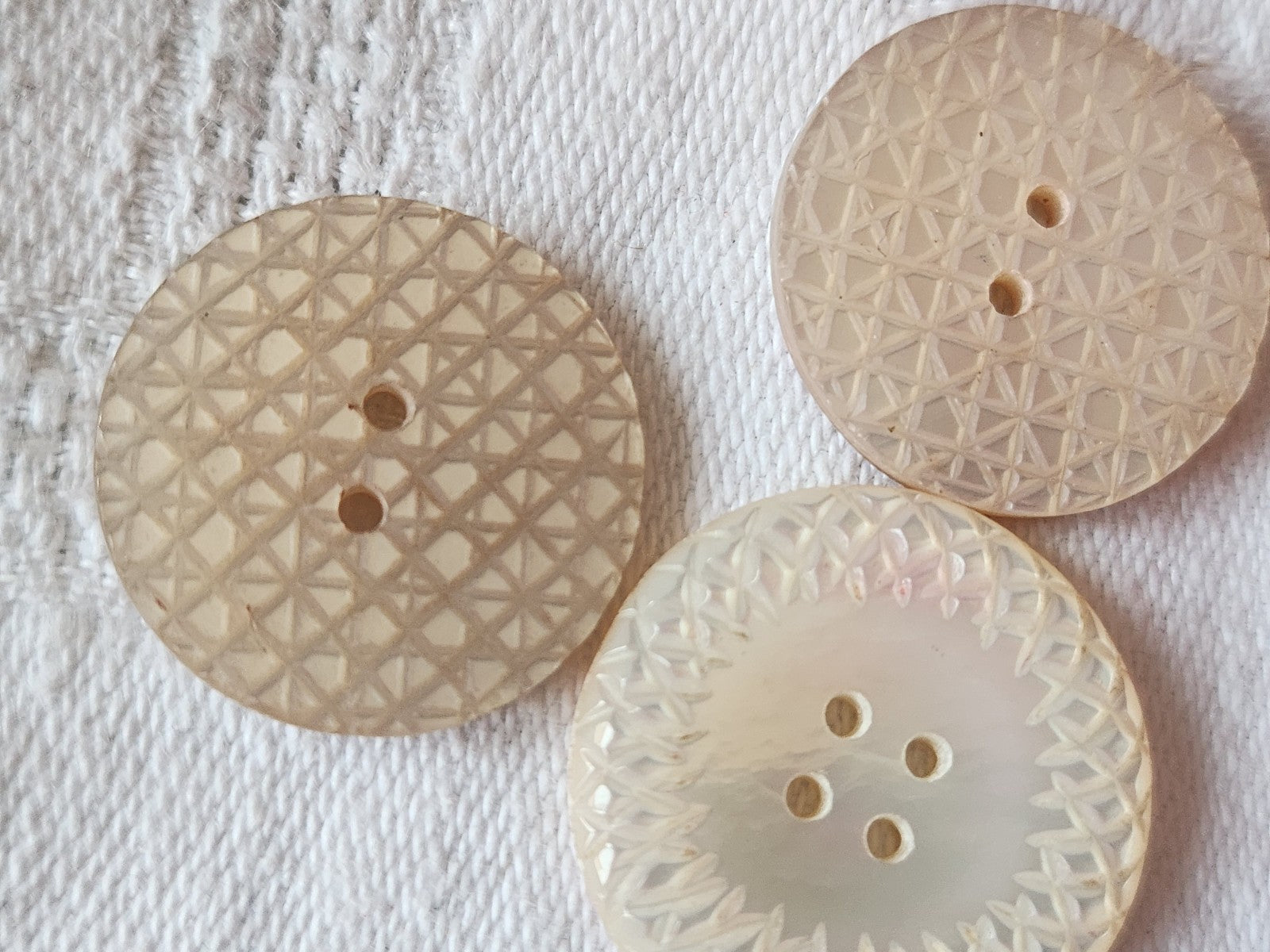 Trio boutons en nacre ciselé 2 cm et à 2,2 cm ancien G17J