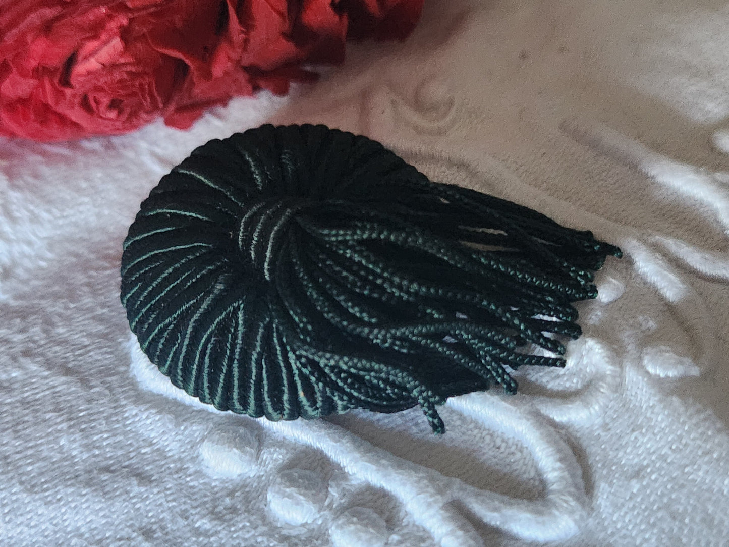 Gros bouton ancien en passementerie avec pendants vert 3,1 cm ref 3936 **