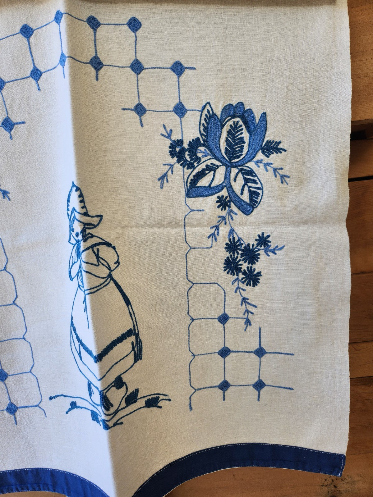 Ancien cache torchon broderie jeune fille priant superbe B8