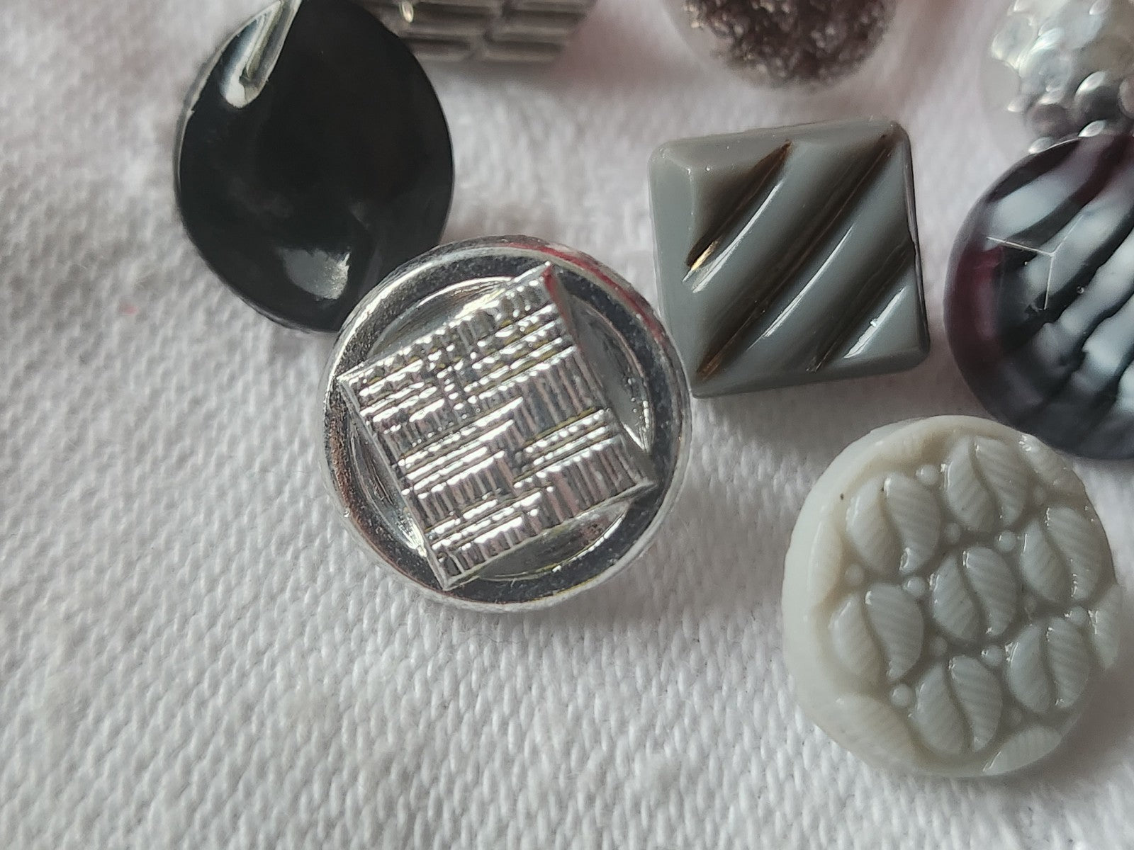 Lot 10 boutons anciens en verre argenté panaché 1,1 à 1,4 cm ref 2127