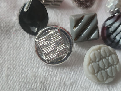 Lot 10 boutons anciens en verre argenté panaché 1,1 à 1,4 cm ref 2127