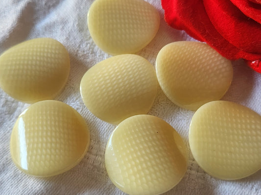 Lot 7 gros boutons ancien beige/crème motif courbé 2,7 cm ref 6175