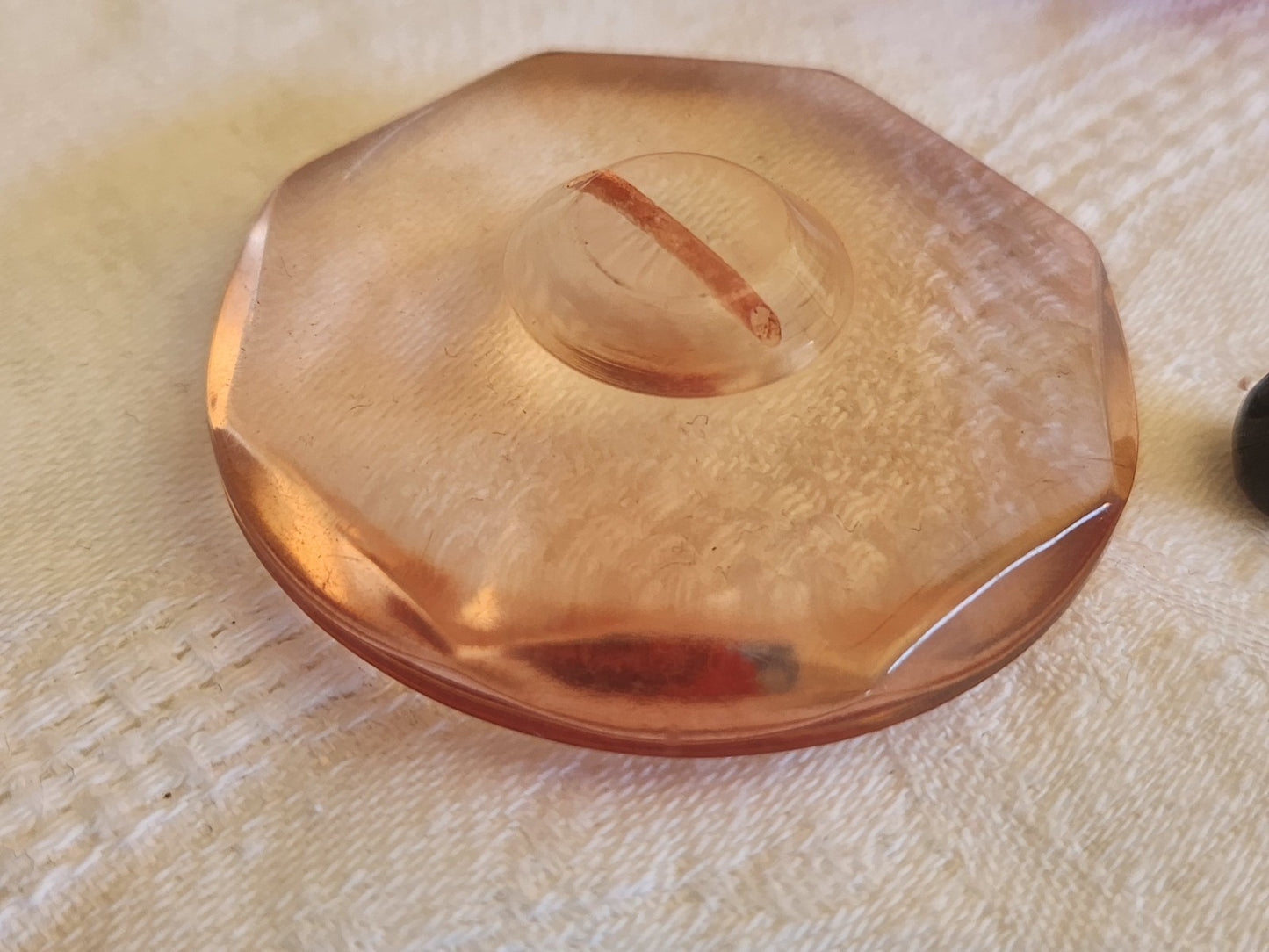 Enorme bouton vintage rose épais effet plexis pied veste  4,8 cm ref 2577