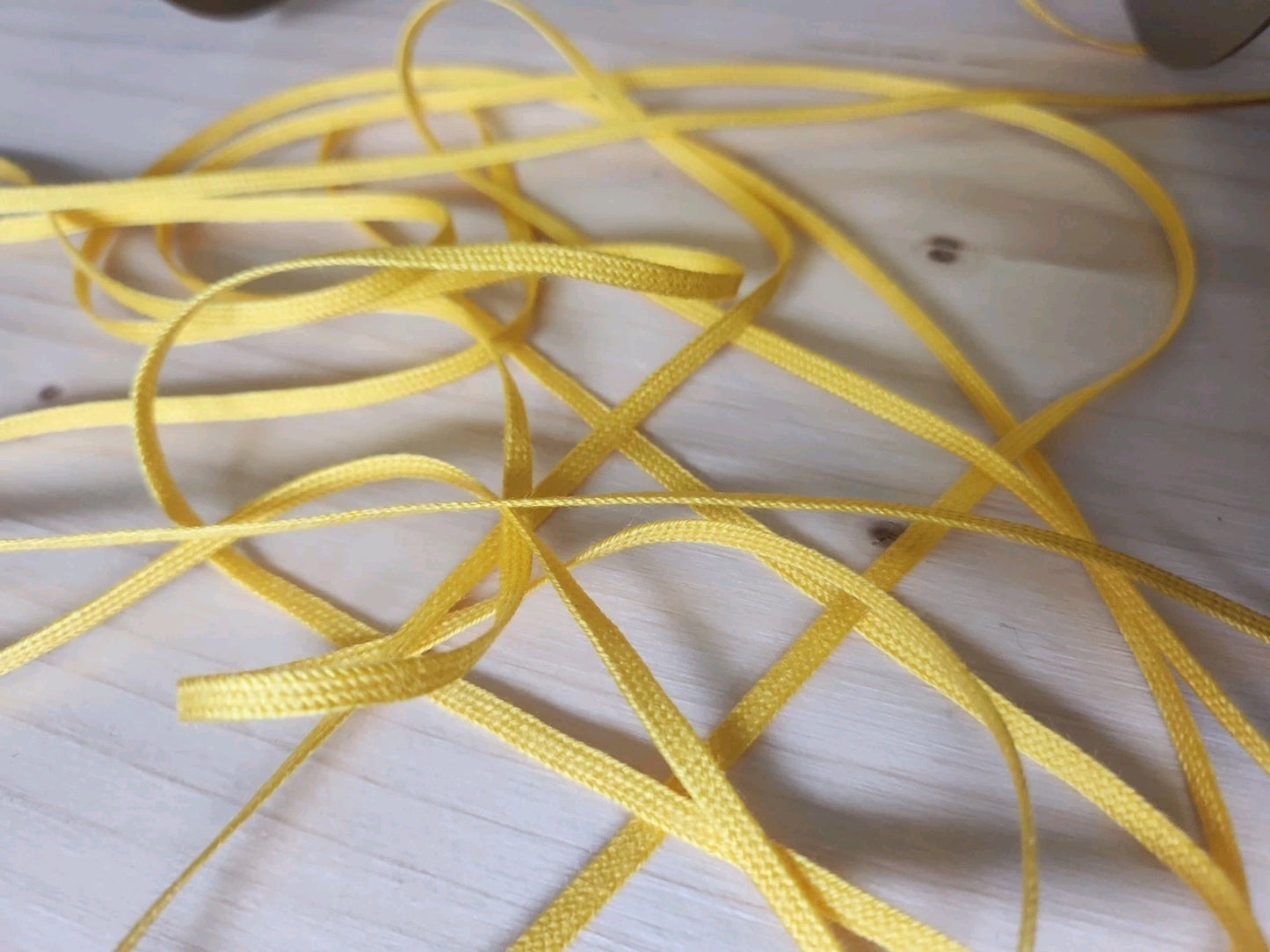 Biais ruban plat cordon fin lacet corsage 10 mètres  sur 0,4 cm Jaune naples A4