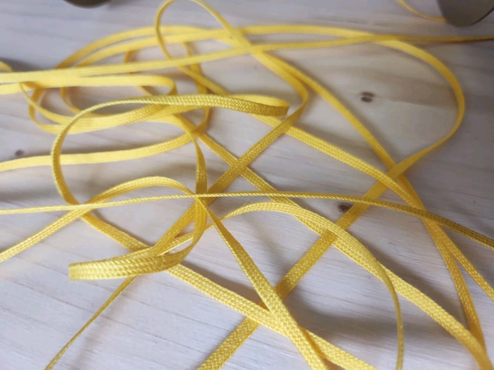 Biais ruban plat cordon fin lacet corsage 10 mètres  sur 0,4 cm Jaune naples A4