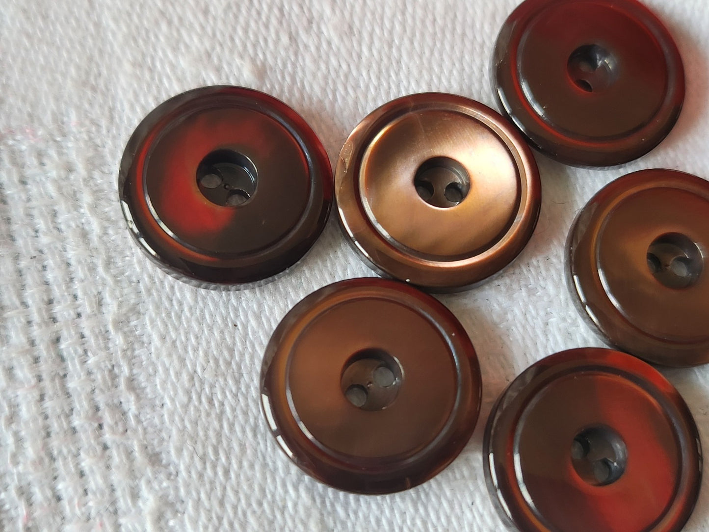 Lot 8  boutons anciens en nacremarron  1,5 cm ref 3030