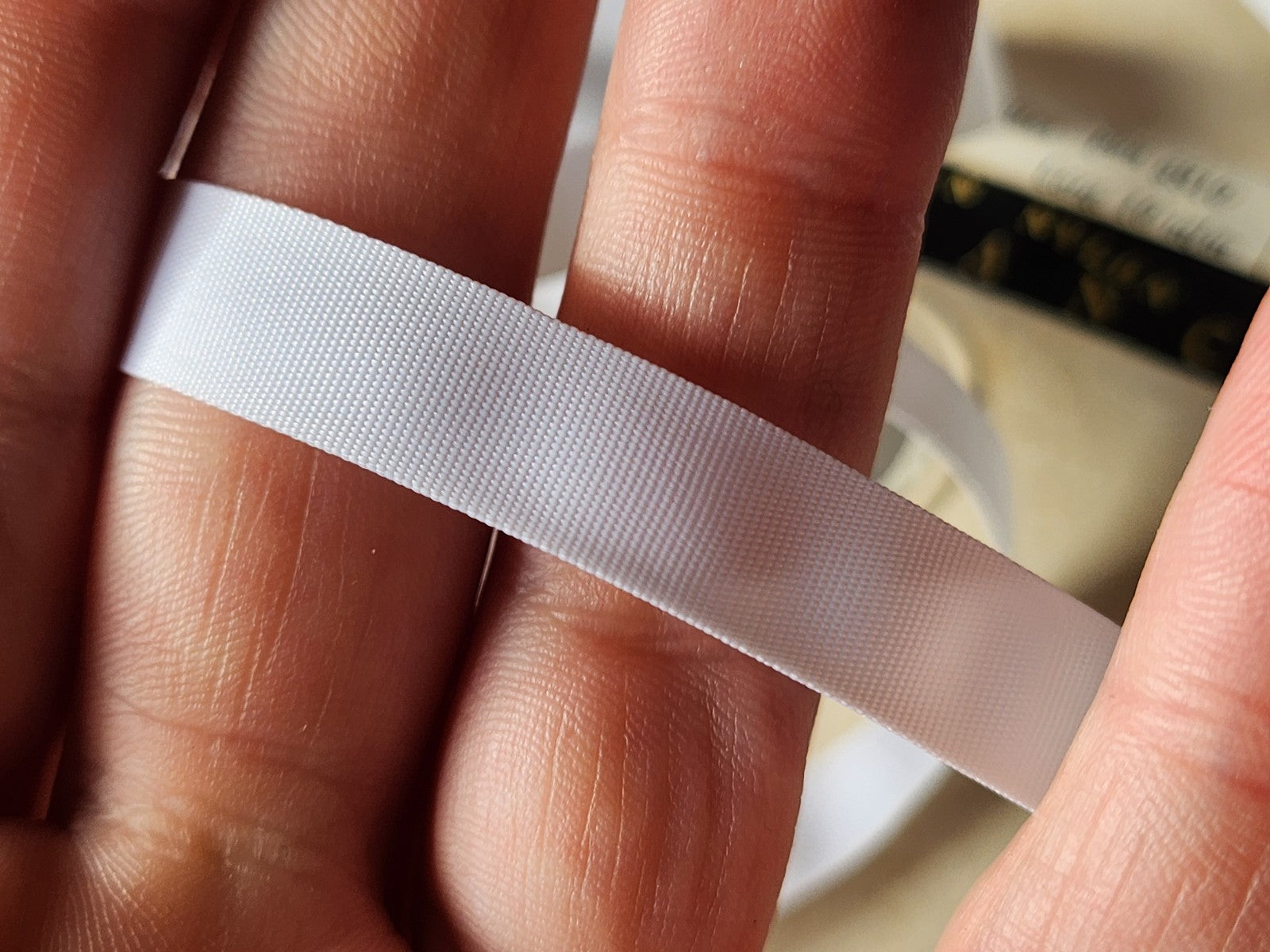 Ruban fin ancien blanc effet cramté 5 mètres sur 1 cm mercerie vintage B5 N°16