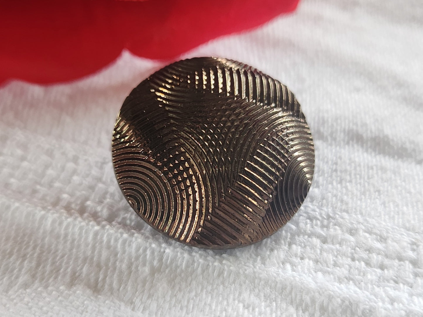 Gros bouton ancien en verre marron métallisé strié  2,2 cm D18E