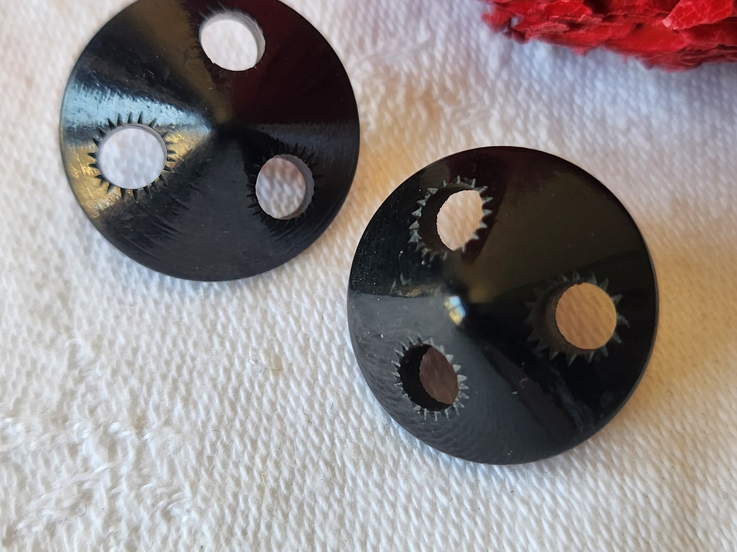 Duo boutons anciens un noir un bleu foncé  ajouré pied laiton dome 1,8 cm G15T