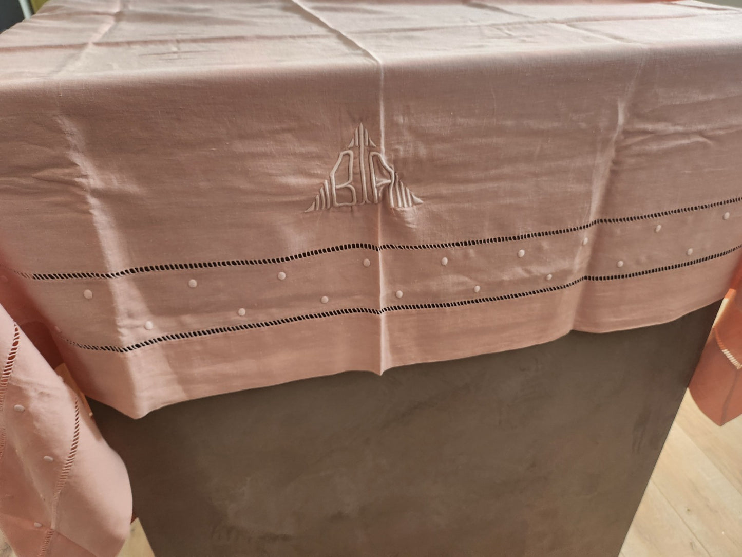 Retour de drap ancien transformé en nappe monogramme BA rose B8