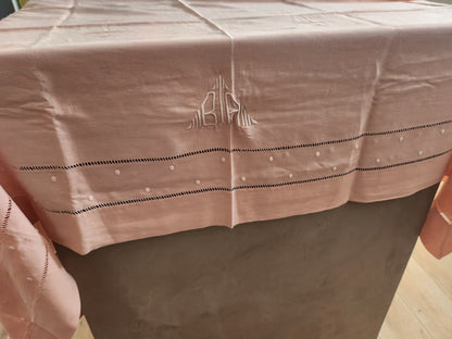 Retour de drap ancien transformé en nappe monogramme BA rose B8