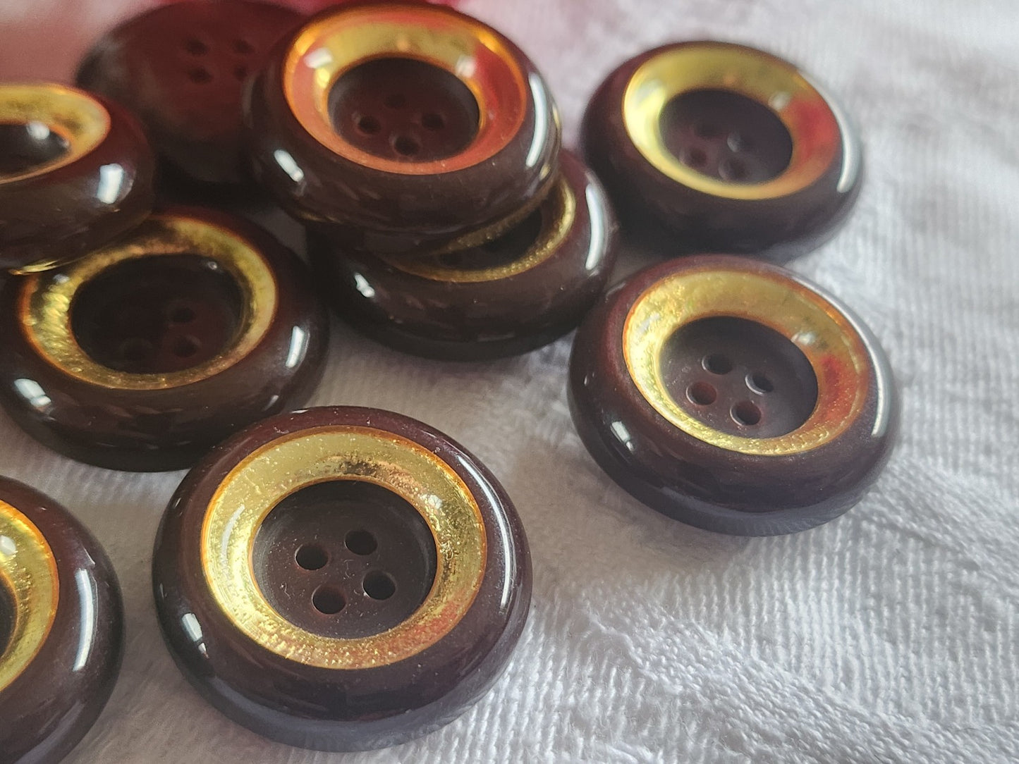 Lot 6 boutons vintage prune /marron  2,1 cm trous doré  ref 2278