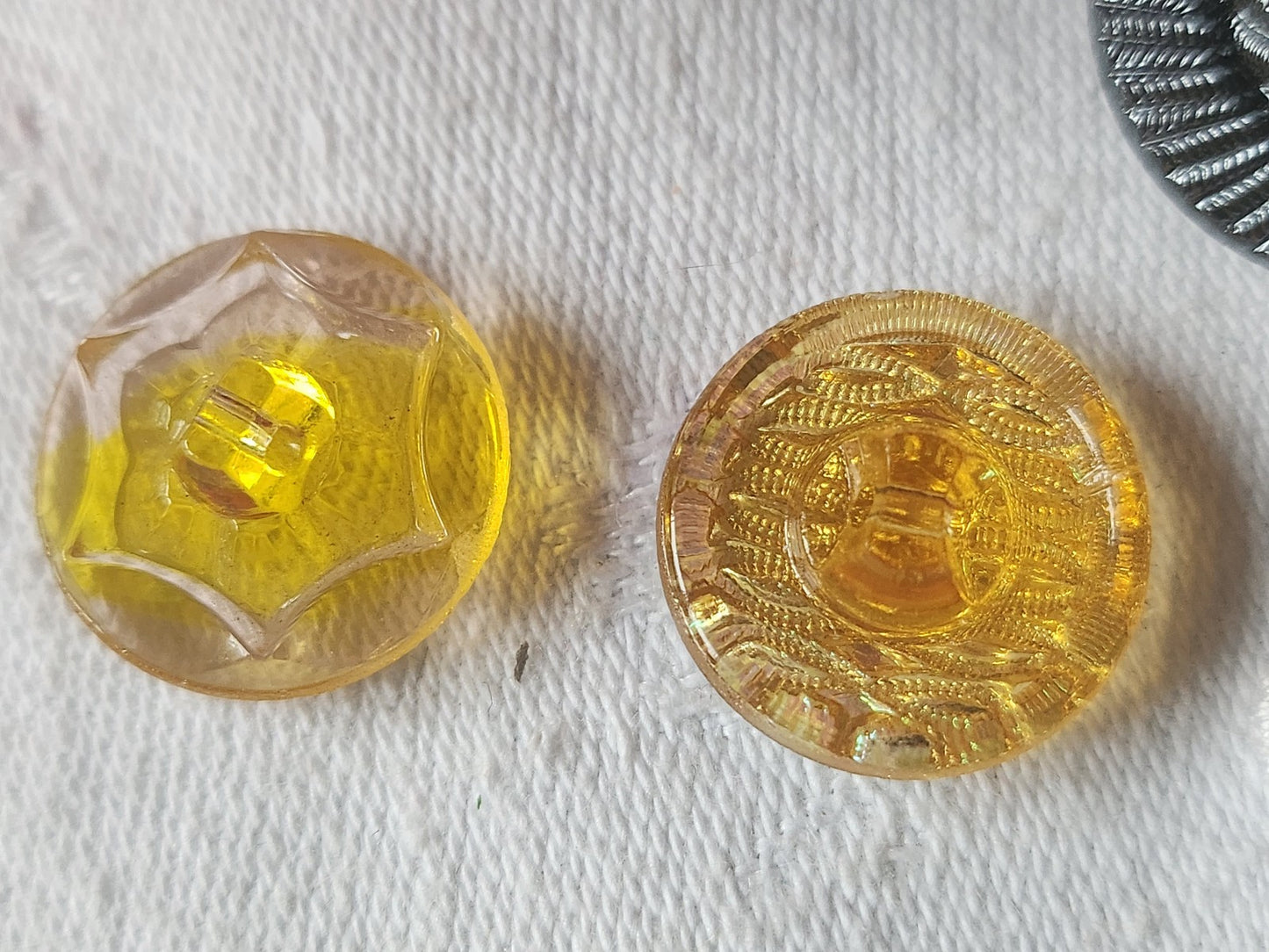 Duo boutons anciens en verre  motif jaune orange  vintage 1,8 cm D10C