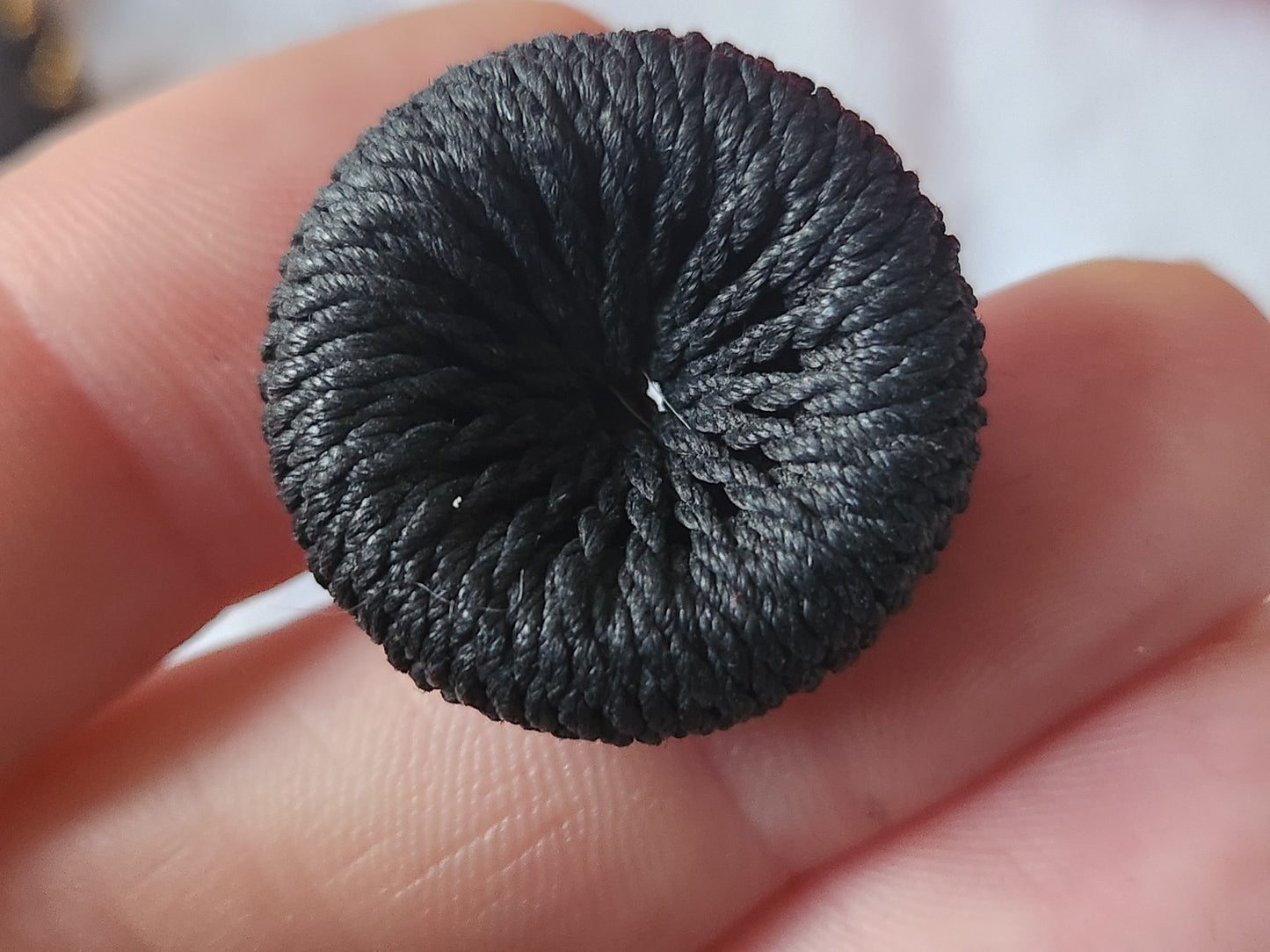 Bouton ancien en passementerie noir joli creusé 2,4 cm D12G