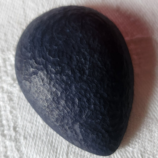 Gros bouton vintage forme goutte bleu martelé pied  4,2 cm sur 3 cm ref 1624