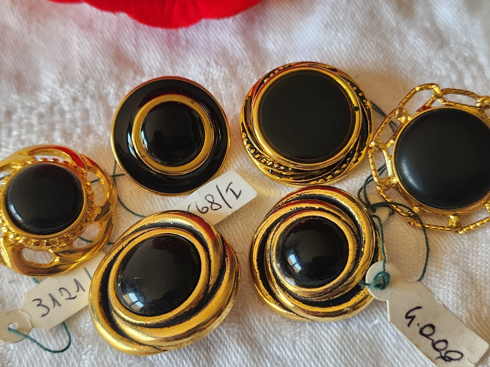 Lot 6 gros  boutons vintage en méta l doré noir  2,2  à 2,7 cm ref 6030