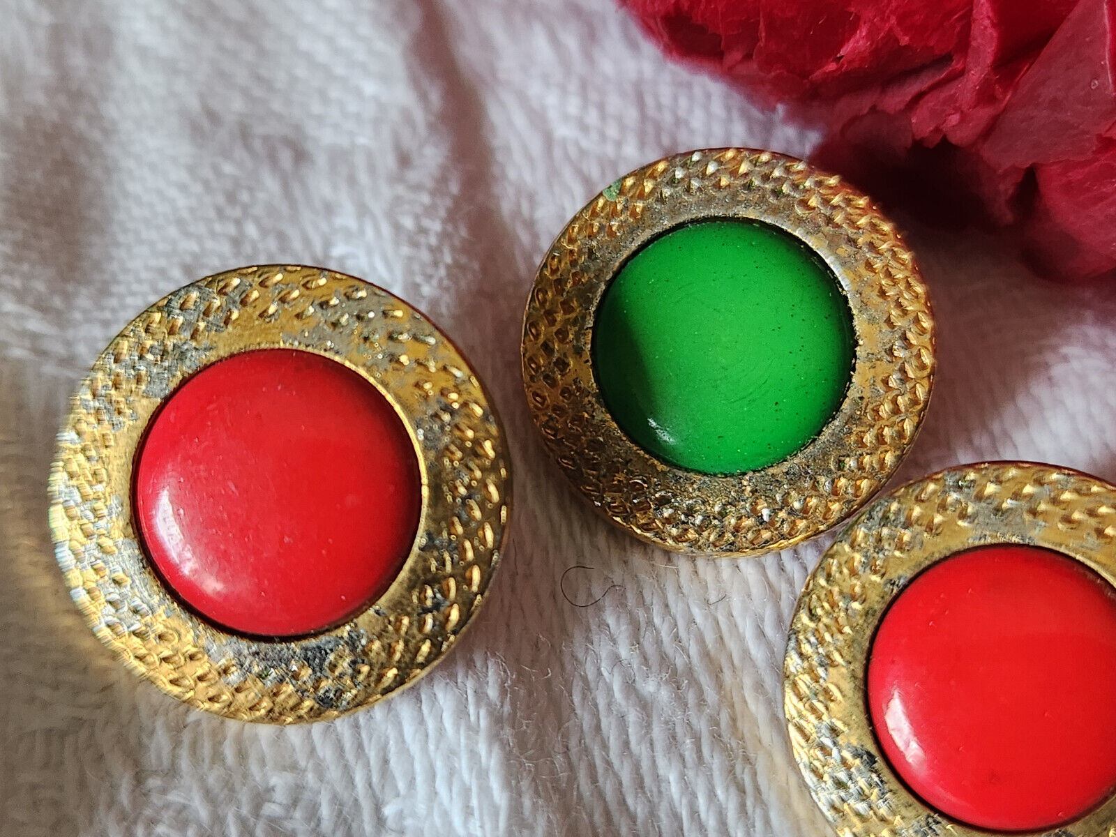 Trio boutons en métal argenté et doré vert rouge 1,5 cm G4B