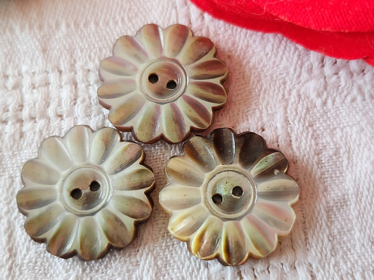 Collection Trio boutons anciens en nacre marguerite 2 cm ciselé gris G18B