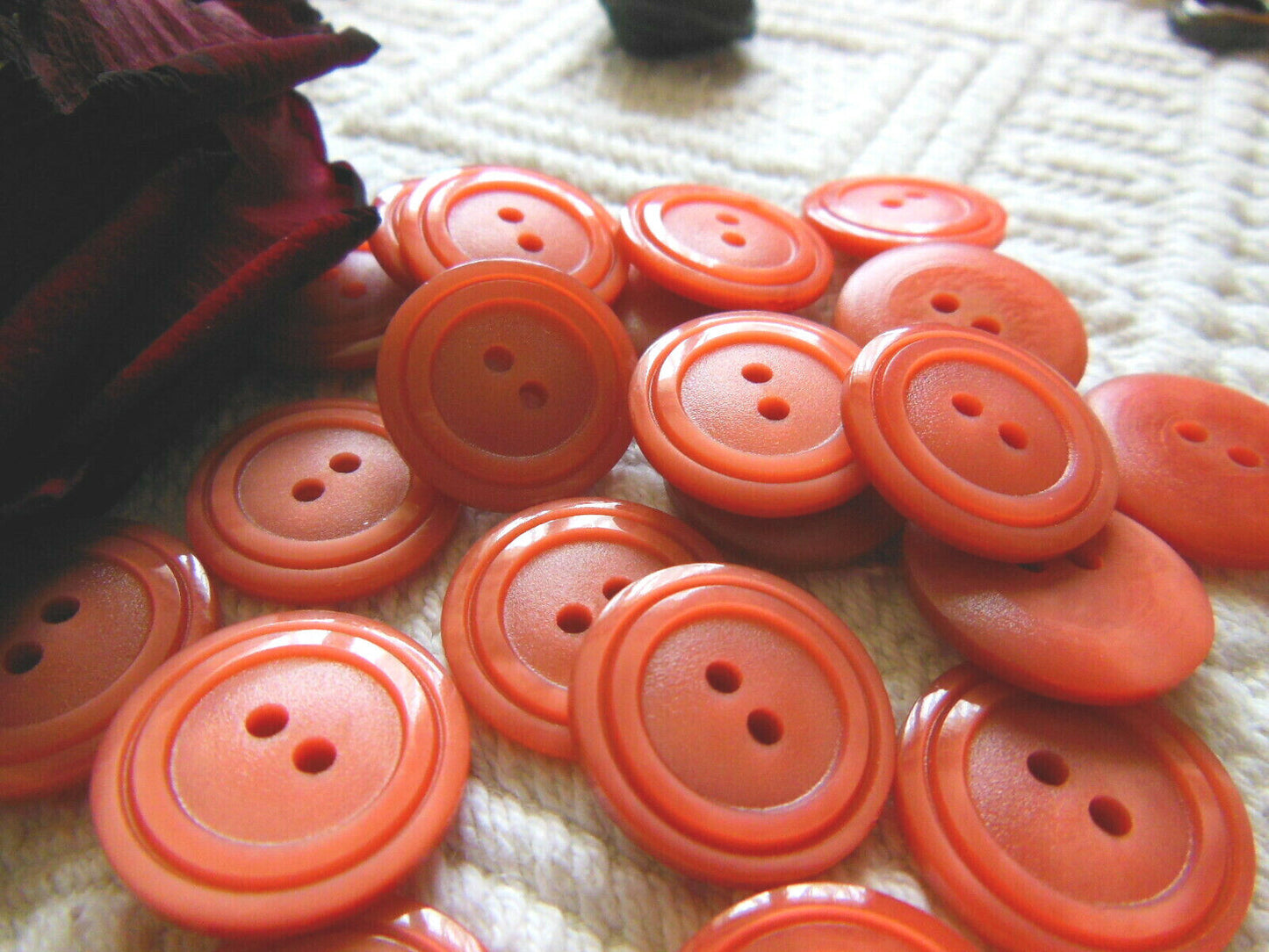 Lot 12 boutons vintage vieux rose  lumineux travaillé diamètre 1,7 cm ref 3324