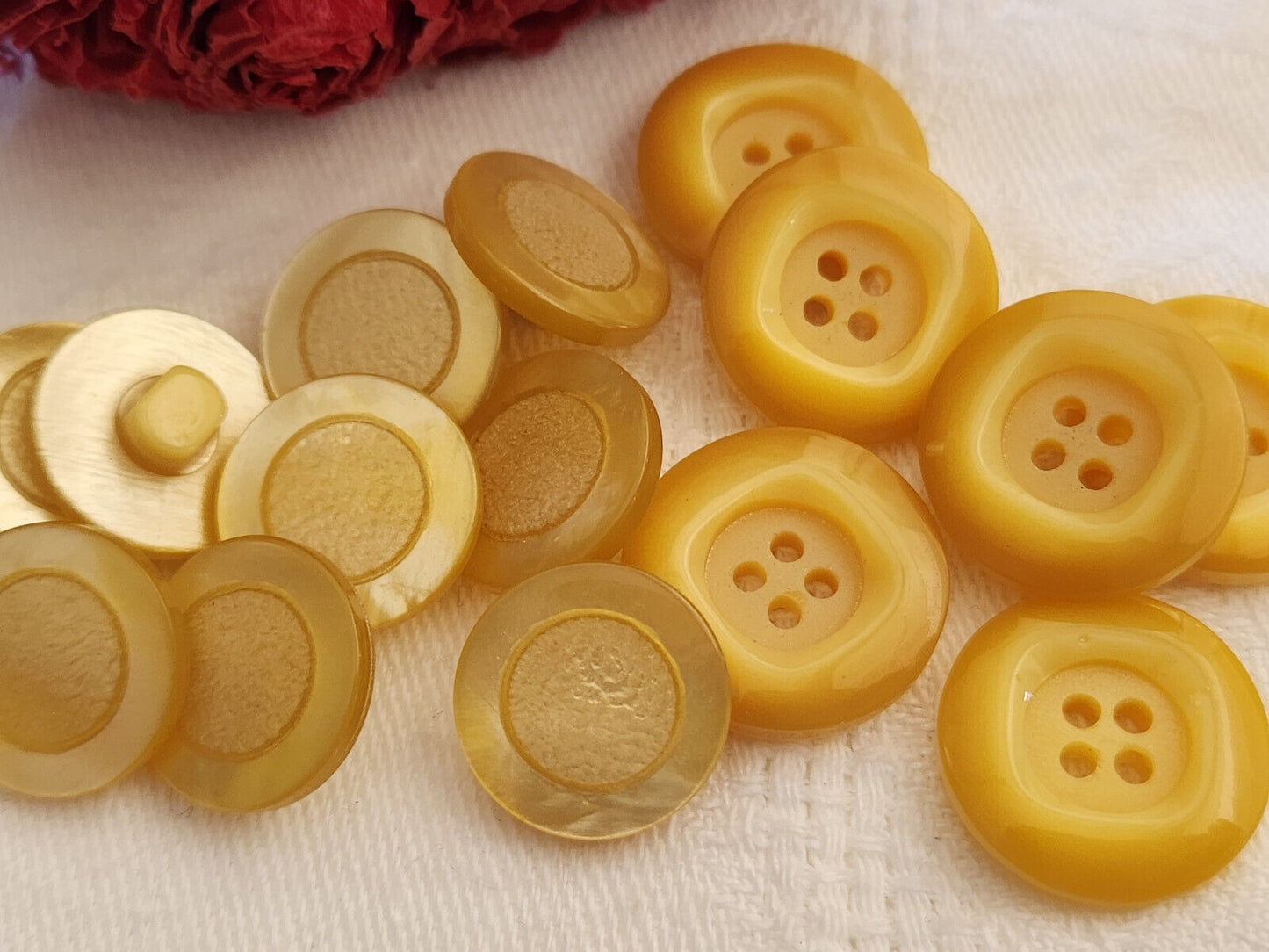 Lot 15 boutons vintage jaune 2 series 1,4 cm et 1,8 cm ref 279