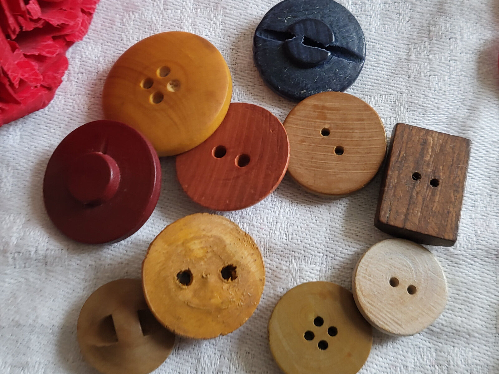 Panaché lot 10 boutons anciens en bois vintage 1,7 à 2,5 cm ref 2509