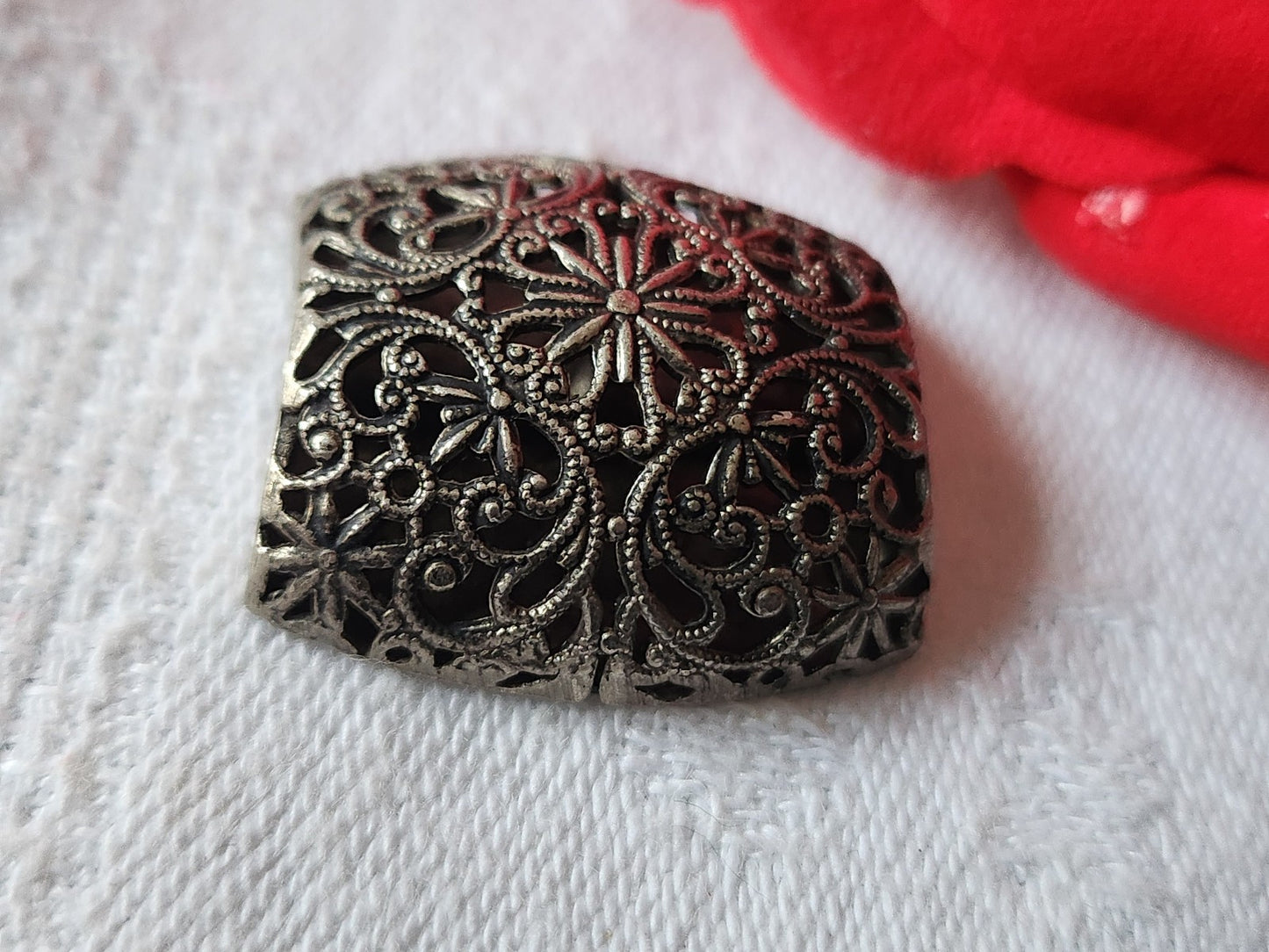 Collection bouton ancien en métal filigrame ajouré motif pied 2,5 cm D12L