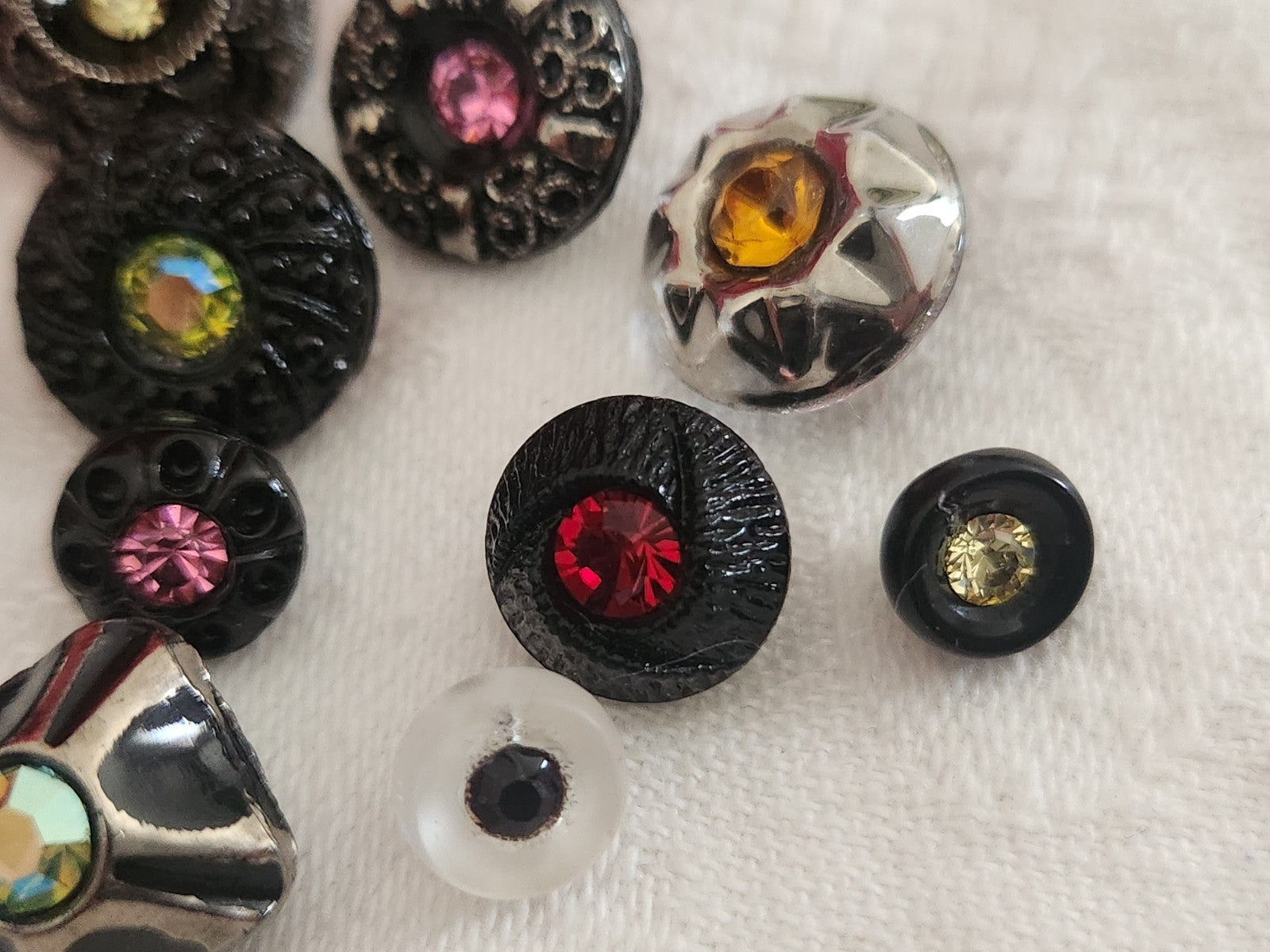 Lot 10 boutons vintage en verre strass panaché ancien 0,7à 1,5 cm ref 6357