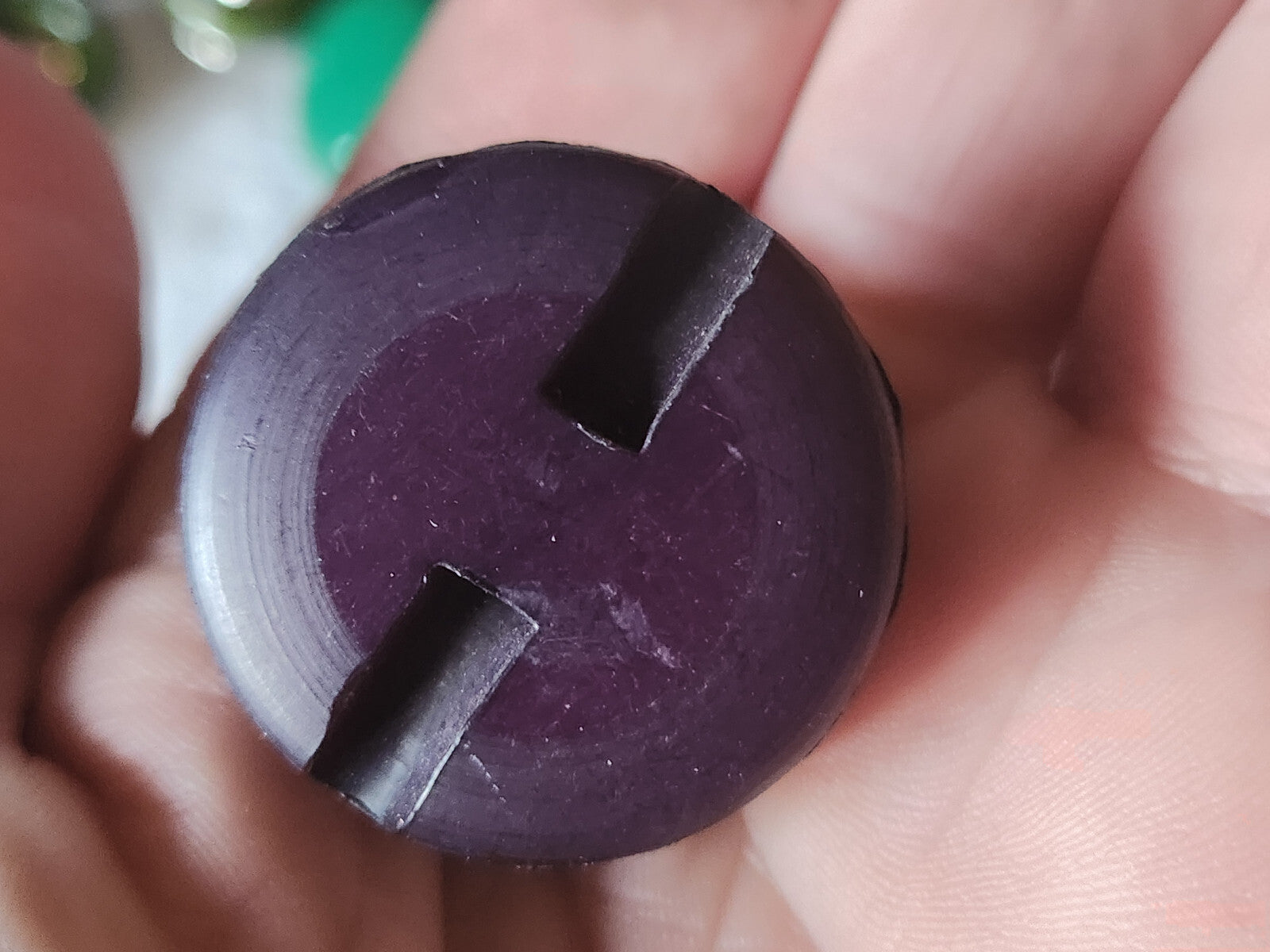 Volumineux bouton ancien vintage en résine ornement violet 3 cm D11I