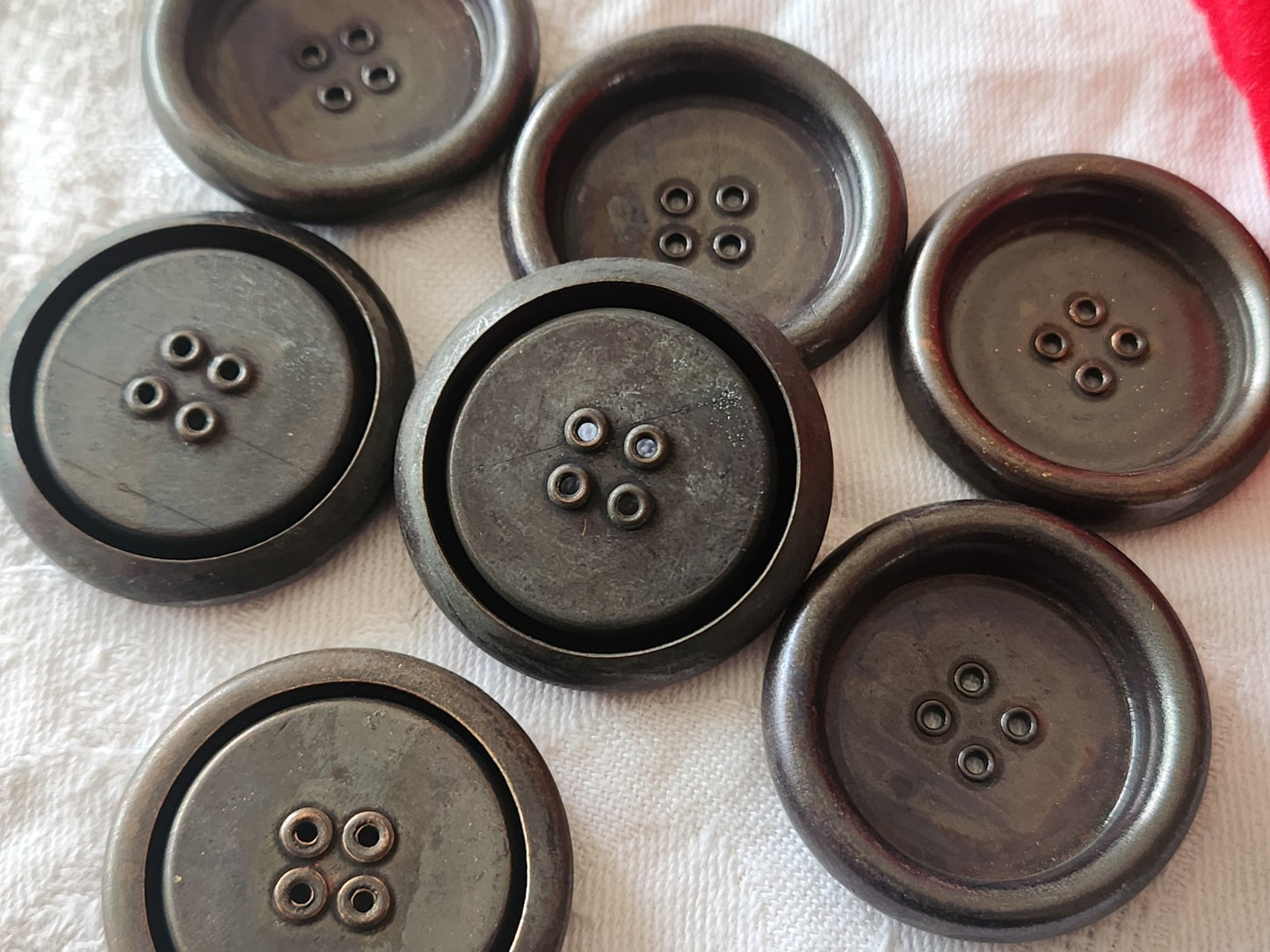 lot 7 gros boutons vintage en métal haut rebord  trous 3,3 cm ref 6414